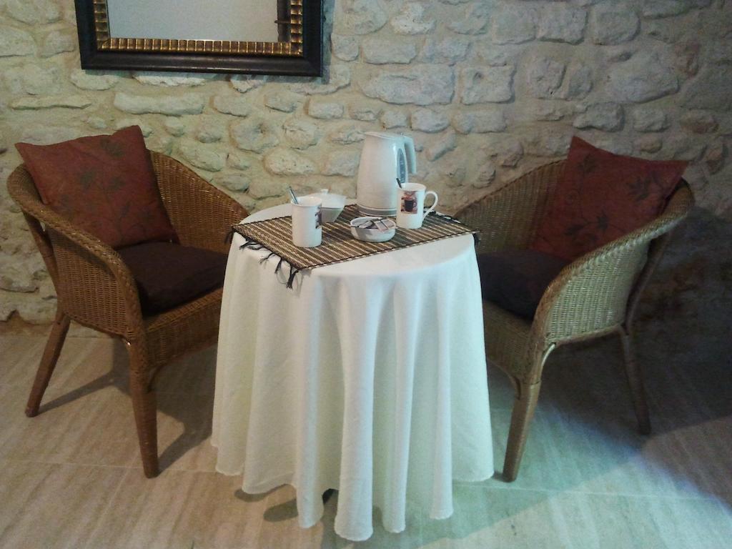 Chambres D'Hotes La Grange Au Bois Champagne-et-Fontaine Стая снимка